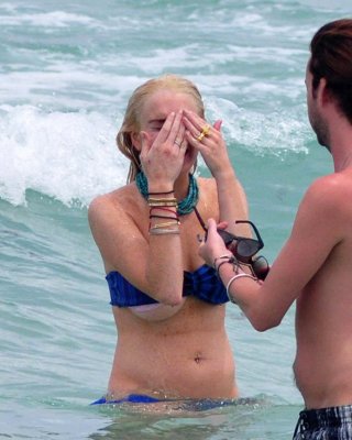 Lindsay lohan sexy und heiß bikini und titten slip paparazzi photos
 #75303073
