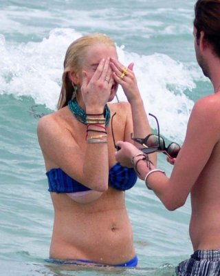 Lindsay lohan sexy und heiß bikini und titten slip paparazzi photos
 #75303076