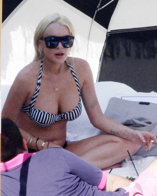 Lindsay lohan sexy und heiß bikini und titten slip paparazzi photos
 #75303088