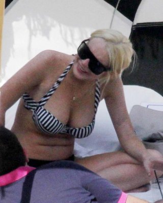 Lindsay lohan sexy und heiß bikini und titten slip paparazzi photos
 #75303093