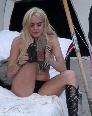 Lindsay lohan sexy und heiß bikini und titten slip paparazzi photos
 #75303099
