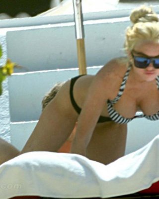 Lindsay lohan sexy und heiß bikini und titten slip paparazzi photos
 #75303105
