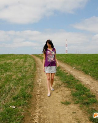 Chica emo orinando en medio de un camino rural
 #78691614