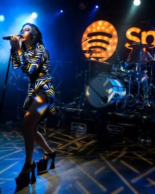 Charli xcx im Upskirt beim Spotify-Eröffnungskonzert in london
 #75169030