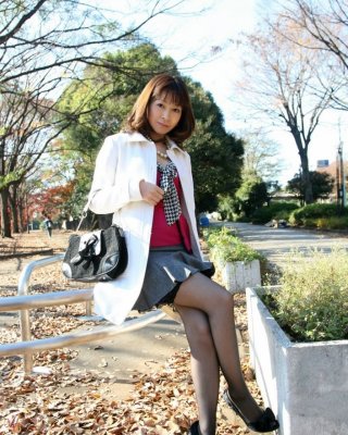 Sexy geile Japanerin zeigt Upskirt und Tittenblitzer
 #77867405
