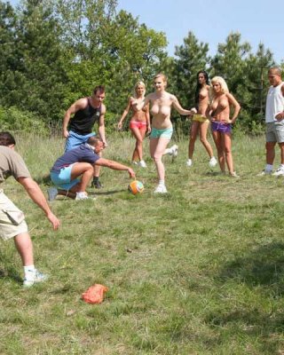 Hardcore Orgie Gangbang im Freien ficken mit heißen vier Babes
 #76783485