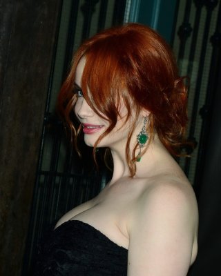 Christina hendricks zeigt enormen Ausschnitt bei Johnnie Walker Vatertagsgeschenk
 #75300458