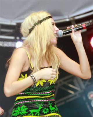 Pixie Lott posiert sexy und nuttig in glamourösen und Paparazzi-Fotos
 #75342874