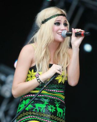 Pixie Lott posiert sexy und nuttig in glamourösen und Paparazzi-Fotos
 #75342875