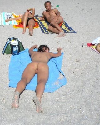Für zwei nackte Teenager ist es einfach, am Strand Spaß zu haben
 #72249817