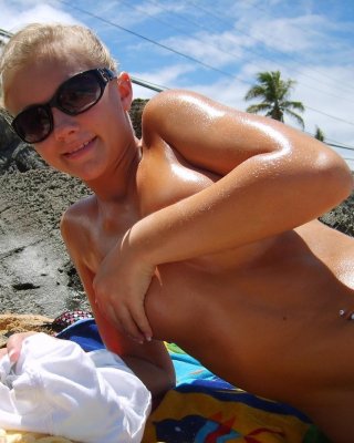 Für zwei nackte Teenager ist es einfach, am Strand Spaß zu haben
 #72249867