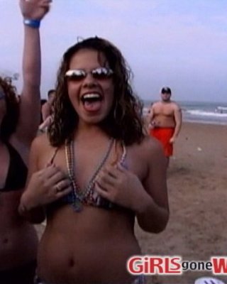 Strandbabes in Bikinis zeigen uns ihre hübschen Titten
 #72321553