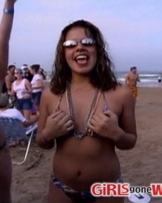 Strandbabes in Bikinis zeigen uns ihre hübschen Titten
 #72321558