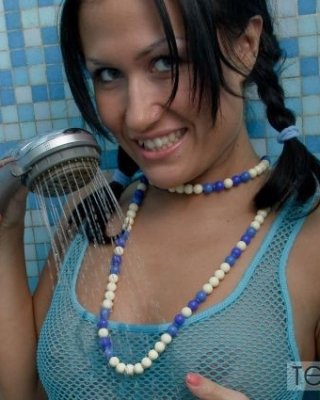 Petite ukrainischen Nymphomanin mit engen runden Hintern toying in einer Dusche
 #70804480