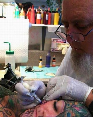Extrem tätowierte und gepiercte Köpfe
 #67372348