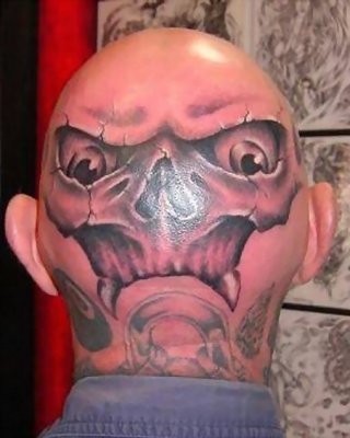 Extrem tätowierte und gepiercte Köpfe
 #67372357