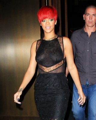 Rihanna zeigt ihre Brüste im schwarzen durchsichtigen Kleid
 #75336630