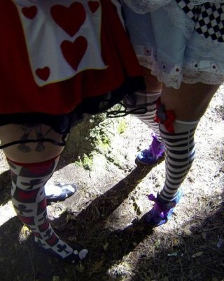 Spaziergang im Wald mit Alice im Wunderland
 #67166259