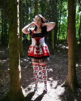 Spaziergang im Wald mit Alice im Wunderland
 #67166285