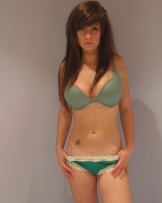 素人の18歳のガールフレンドのフラッシュのおっぱい
 #79394353