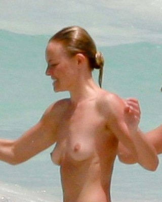 Kate Bosworth Exposing Her Nice Big Boobs And Playing On Beach Paparazzi Picture