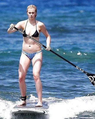 Ireland Baldwin entblößt sexy Körper und schönen Hintern im Bikini
 #75230584