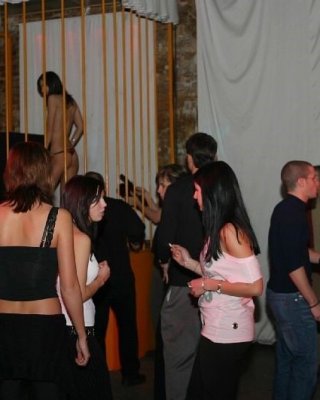 Stripperinnen tanzen im Käfig und machen eine Pause zum Lecken
 #70679513