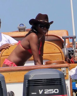 Naomi Campbell Shows Off Her Ass Wearing A Pink Bikini On A Yacht In Kenya