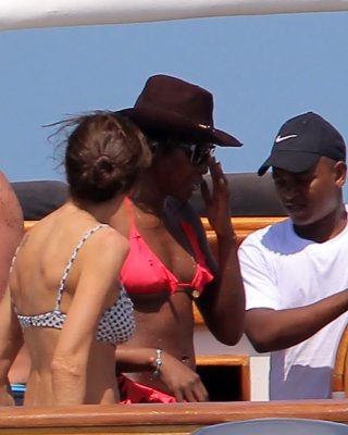 Naomi Campbell Shows Off Her Ass Wearing A Pink Bikini On A Yacht In Kenya