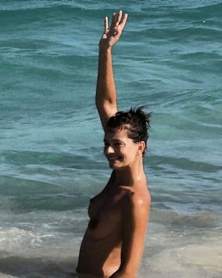 Paulina porizkova entblößt ihre schönen Titten am Strand Paparazzi Bilder
 #75383722