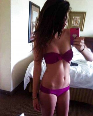 Selena gomez in persönlichen Fotos im Bikini und zeigt ihr Höschen upskirt erwischt
 #75296836