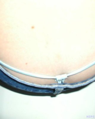 Tief sitzende Jeans und Tanga
 #78687384