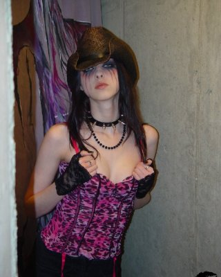 Liz vicious spielt mit Kerzenwachs
 #70623082