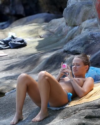 Lara bingle oben ohne zeigt ihre großen brüste an einem strand in sydney
 #75278323