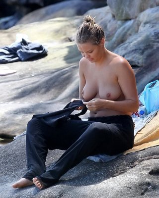 Lara bingle oben ohne zeigt ihre großen brüste an einem strand in sydney
 #75278428