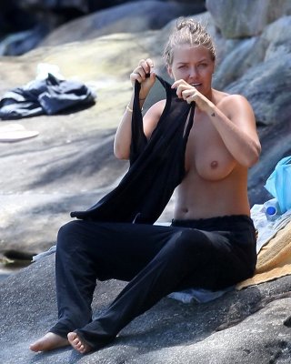 Lara bingle oben ohne zeigt ihre großen brüste an einem strand in sydney
 #75278434