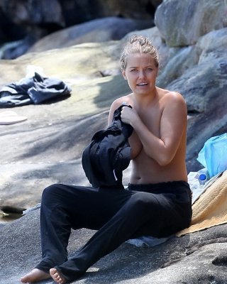 Lara bingle oben ohne zeigt ihre großen brüste an einem strand in sydney
 #75278442