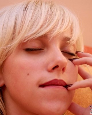 Zierliches heißes blondes Teen spreizt ihre enge Muschi
 #78416780