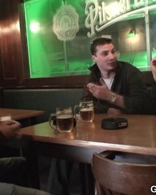 Die heiße Oma wird betrunken und geht dann mit den Jungs nach Hause für 
 #74507141