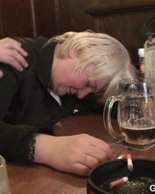Die heiße Oma wird betrunken und geht dann mit den Jungs nach Hause für 
 #74507154