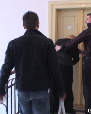 Die heiße Oma wird betrunken und geht dann mit den Jungs nach Hause für 
 #74507162