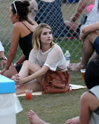 エマ・ロバーツ、コーチェラ音楽祭でセクシーな衣装を着る #75265384