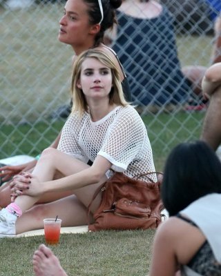 エマ・ロバーツ、コーチェラ音楽祭でセクシーな衣装を着る #75265394