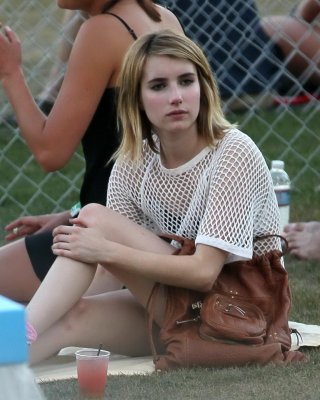 エマ・ロバーツ、コーチェラ音楽祭でセクシーな衣装を着る #75265401