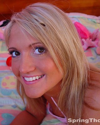 Spring thomas neckt ihre rasierte Muschi mit einem roten Dildo
 #71660722