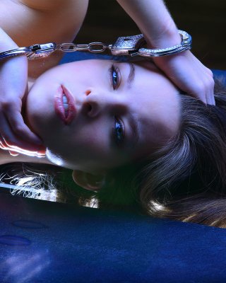 Schönes Teenager-Modell in Handschellen
 #69731342