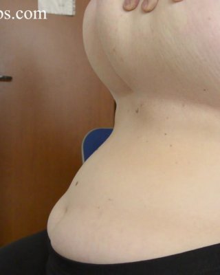 Mollige reife Babe Debbie legt riesige Titten auf einen Tisch
 #67105433
