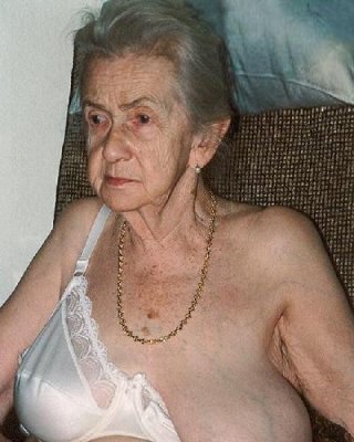 Amateur granny saggy tits - 79 photo