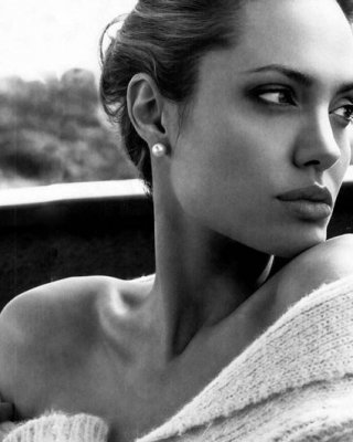 Brünette angelina jolie zeigt erstaunliche nackte Brüste
 #75403938