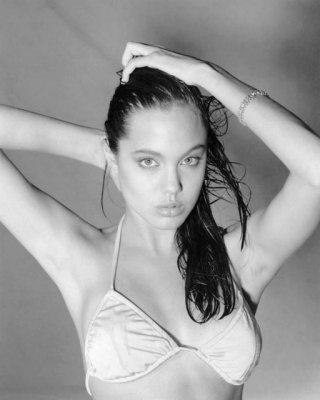 Brünette angelina jolie zeigt erstaunliche nackte Brüste
 #75403959